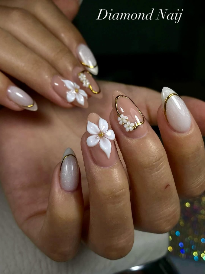 Nail art — bílé nehty s 3D květinovou zdobením