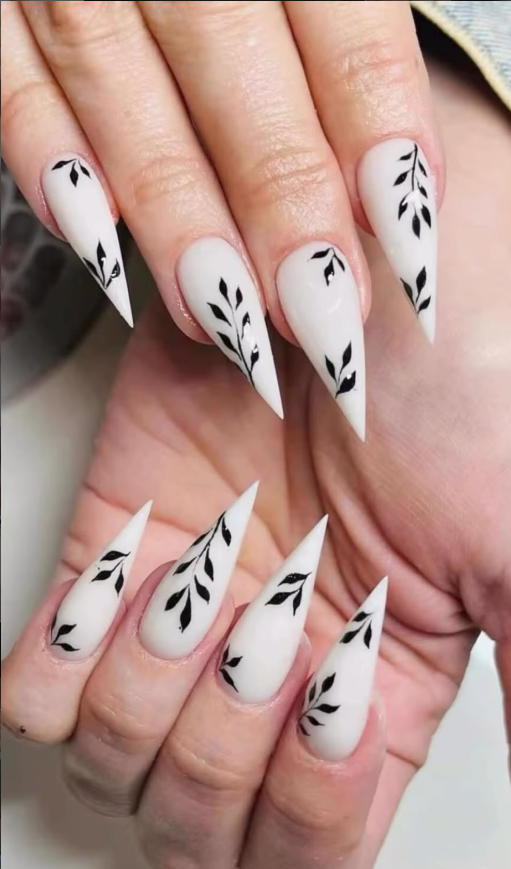 Nail art — bílé nehty s černým listovým motivem